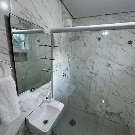 Suites Delphin Pe Na Areia Guarujá Quarto foto
